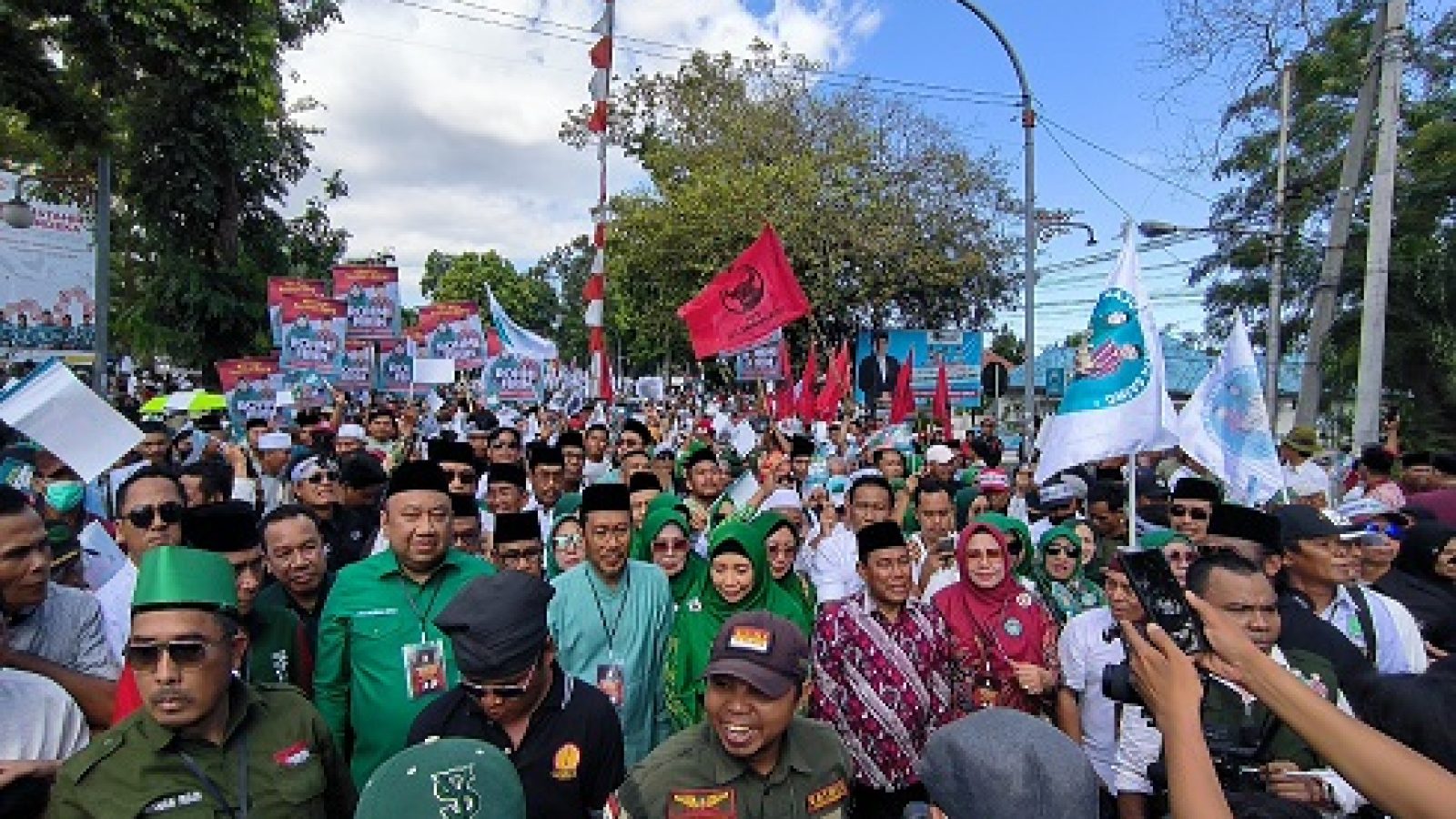 Massa Meluber Iringi Pendaftaran Rohmi-Firin