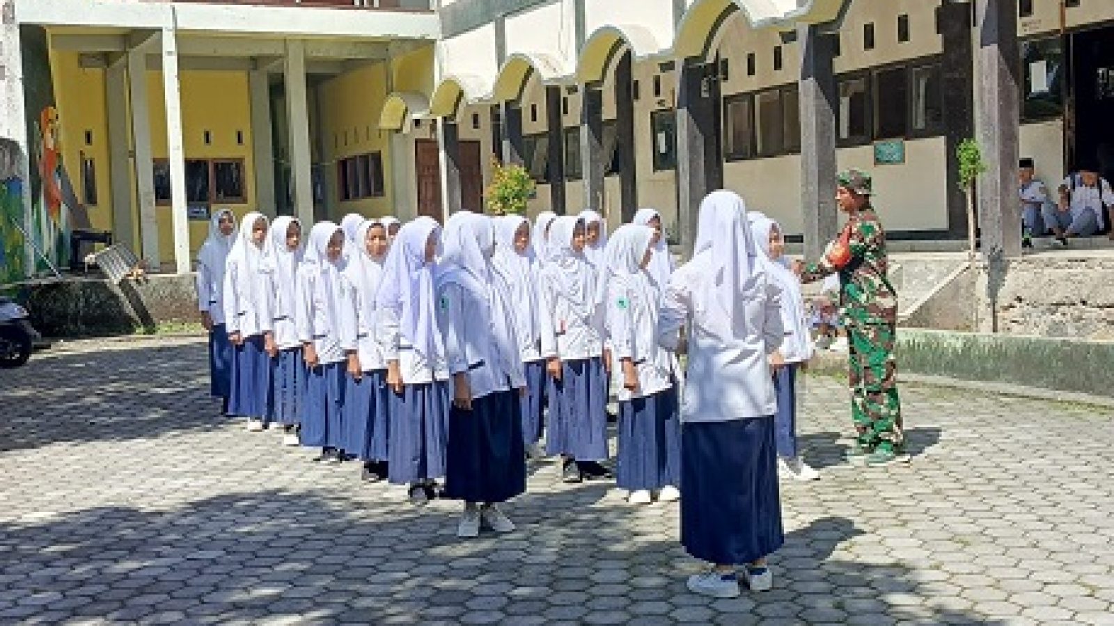 Kodim 1615 Lombok Timur Gelar Pelatihan PBB Untuk Siswa SMK Bajang NWDI Ajan