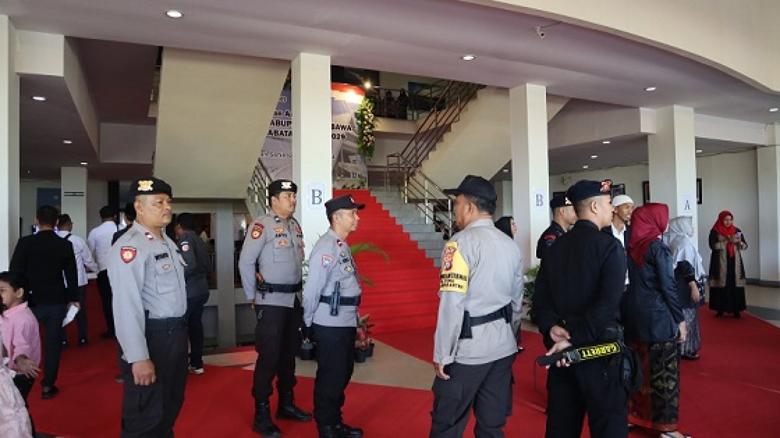 Ratusan Polisi Dikerahkan Amankan Pelantikan Anggota DPRD Sumbawa