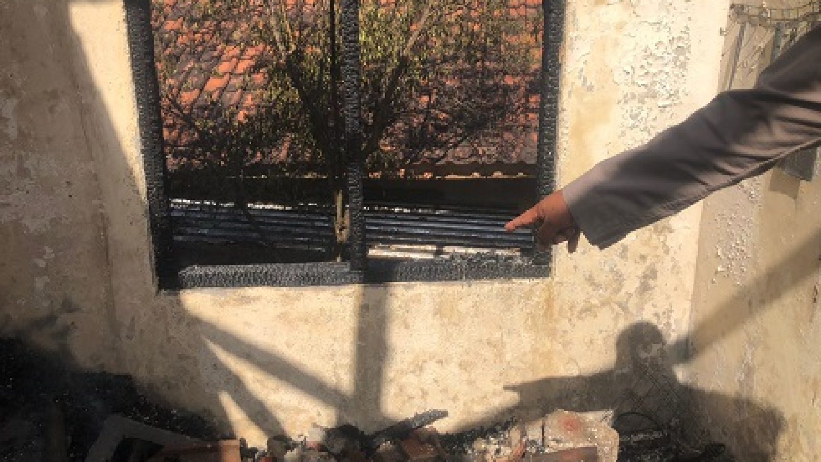 Rugi Ratusan Juta, Rumah Milik Purnawirawan TNI di Sakra Dilalap “Si Jago Merah”