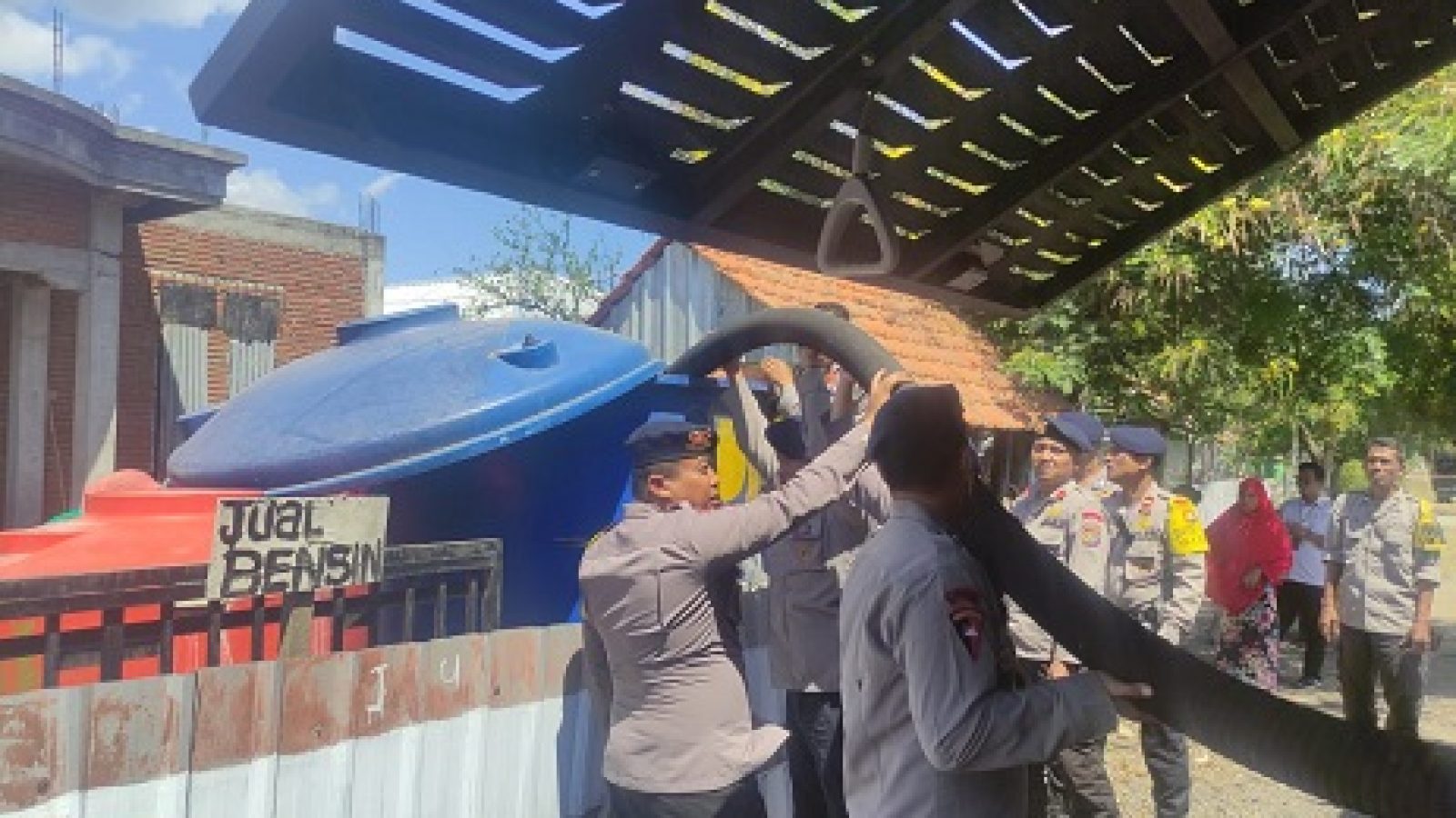 Kekeringan di Poto Tano, Brimob Pun Terjun Salurkan Air Bersih 