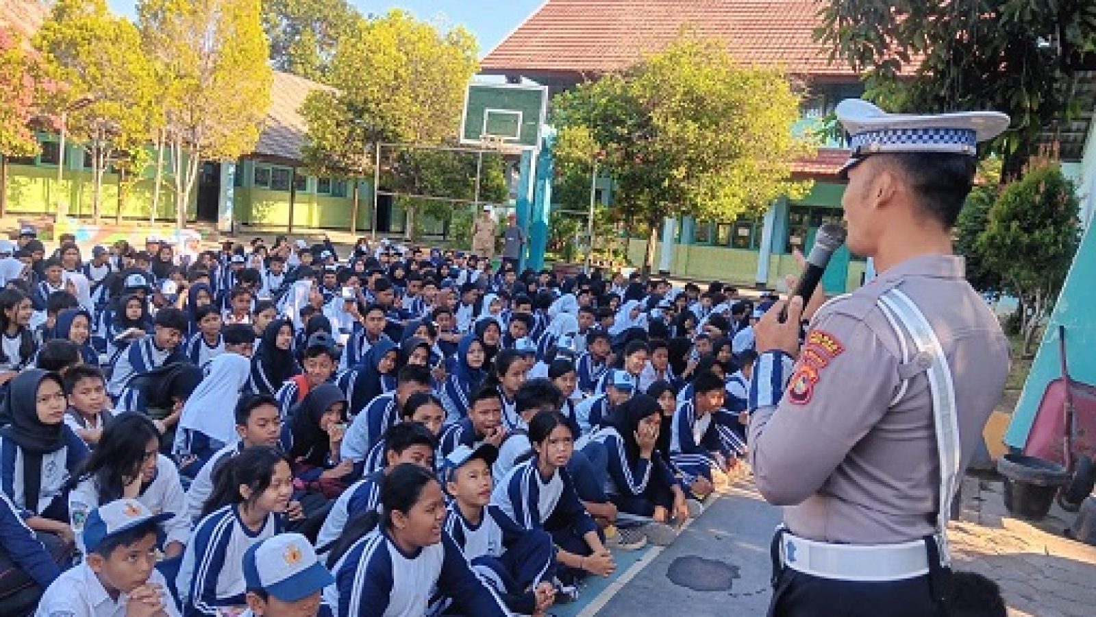 Datangi SMPN 1 Tanjung, Sat Lantas Lakukan Giat “Police Goes To School”