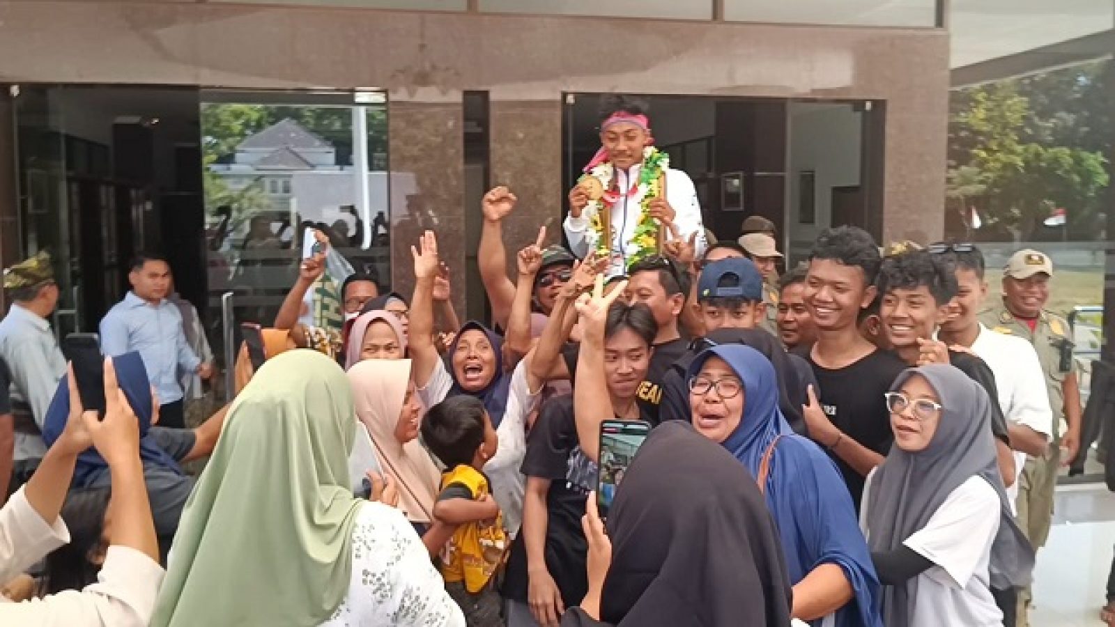 Bawa Medali Emas PON Aceh-Sumut, Atlet  Asal Masbagik Lombok Timur Disambut Meriah