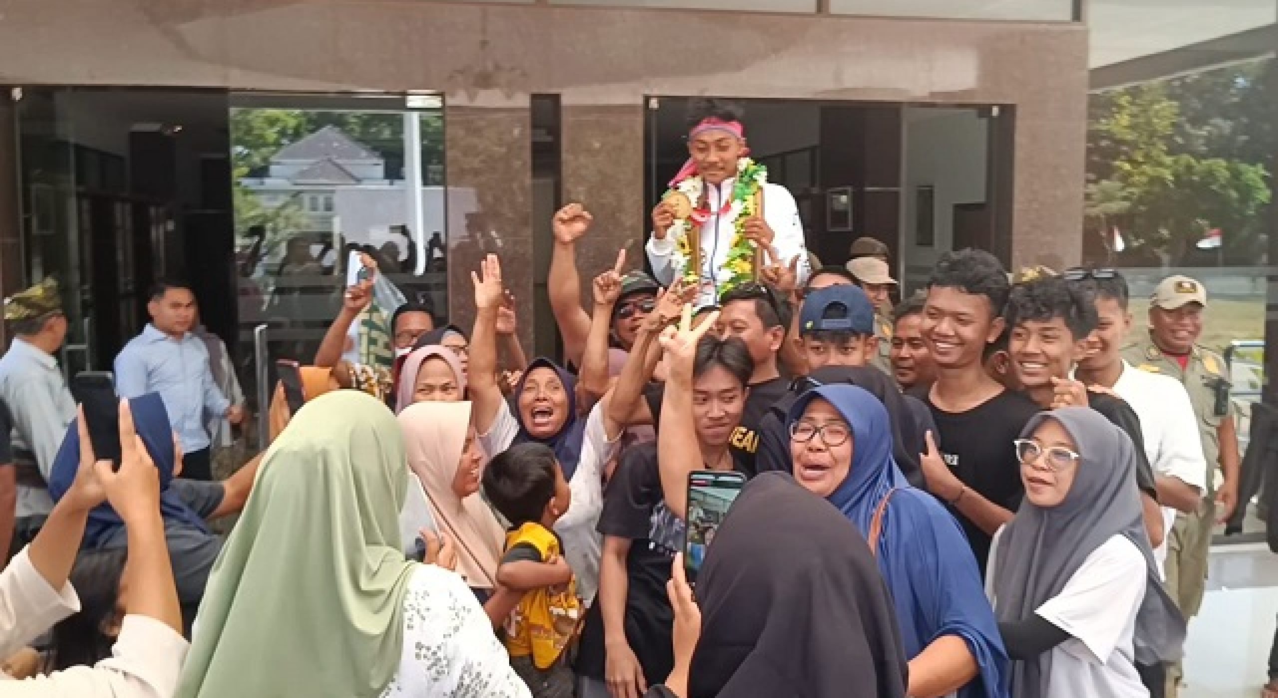 Bawa Medali Emas PON Aceh-Sumut, Atlet  Asal Masbagik Lombok Timur Disambut Meriah