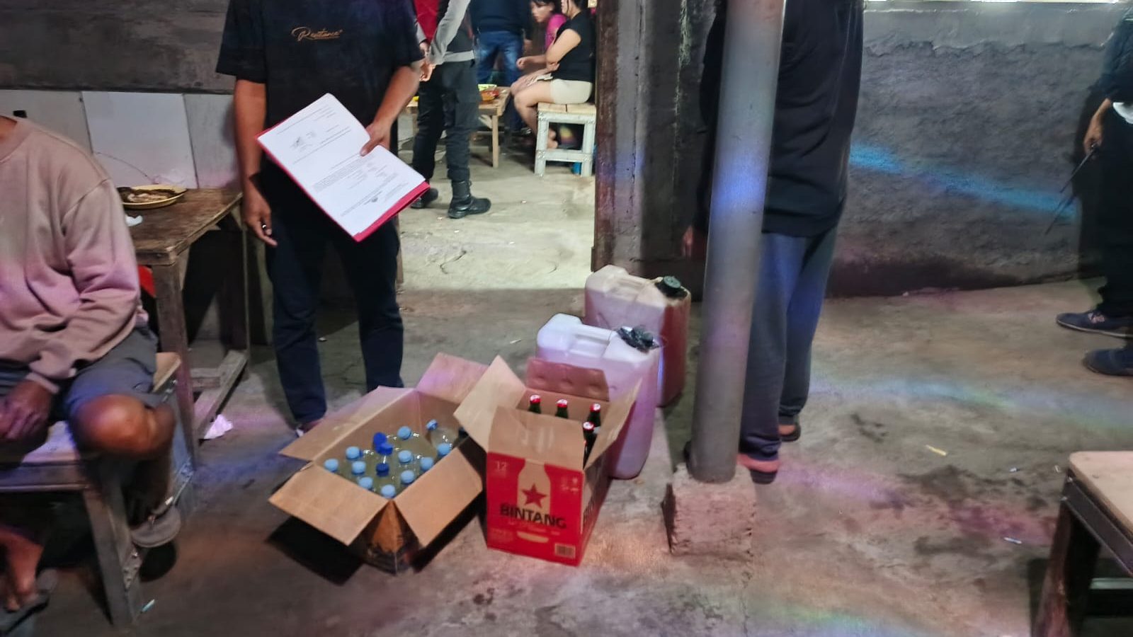 Polsek Praya Sita Puluhan Botol Miras.