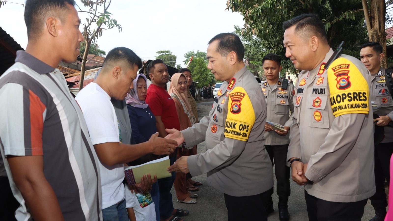 Kapolda Gelontor Bantuan Korban Kebakaran di Aspol Polres Bima Kota