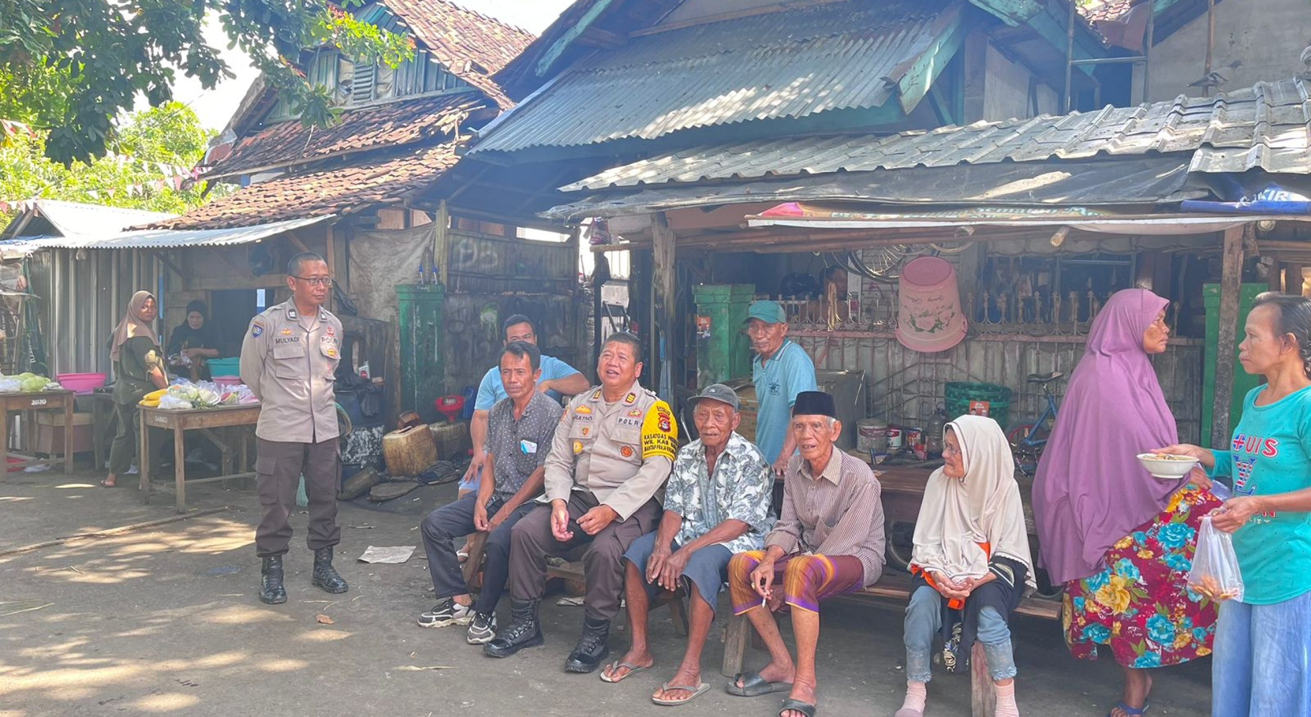Sat Binmas Polres Bima Kota Dengarkan Keluhan dari Masyarakat di Jumat Curhat