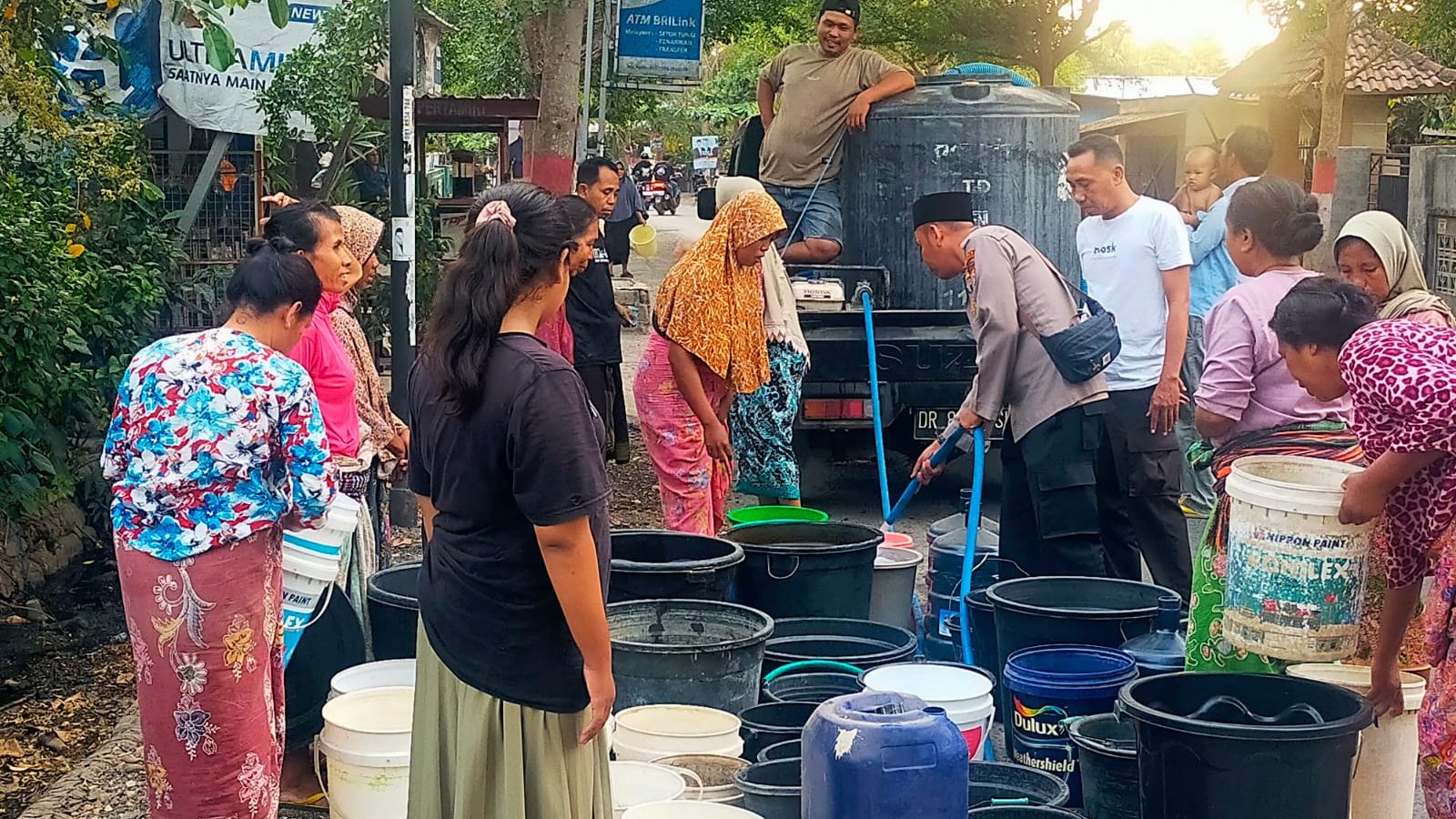 Polsek Prabarda Salurkan 7000 Liter Air Bersih Kepada Masyarakat Terdampak Kekeringan