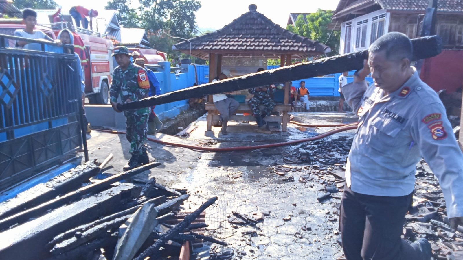 TNI-Polri Bersama Warga Bantu Damkar Padamkan Kebakaran di Mapin Rea