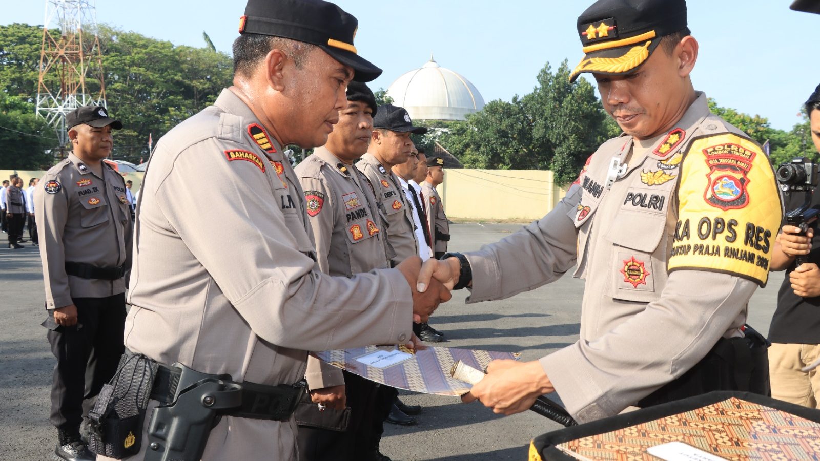 Ungkap Sabu Sebanyak 7,34 Kg, Kapolres Loteng Gelontor Penghargaan Anggotanya