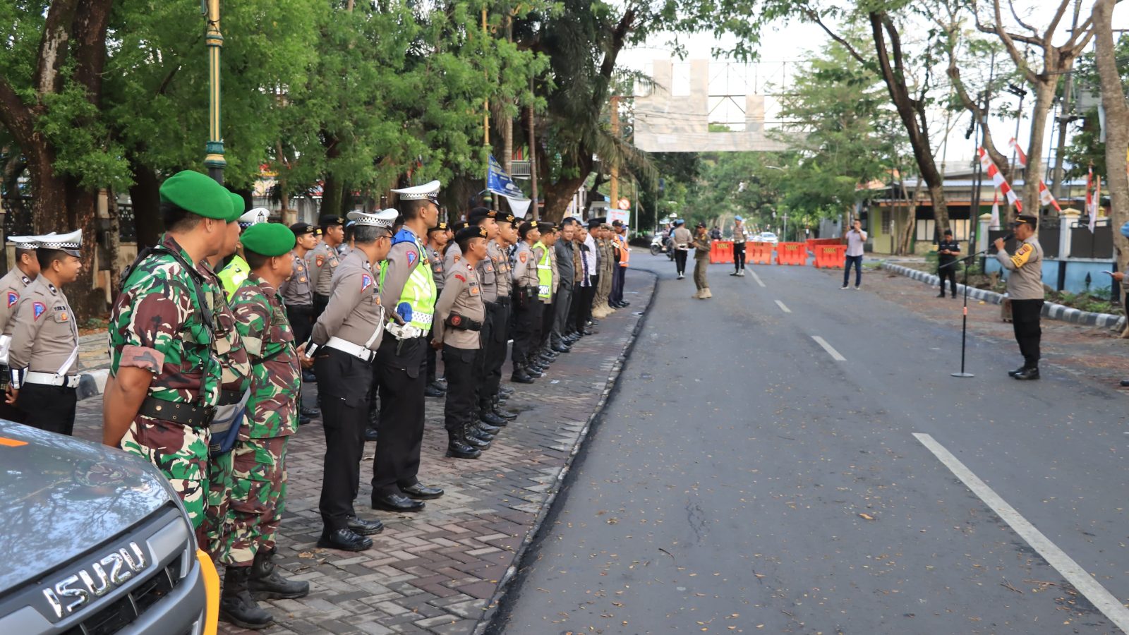 Polres Loteng Libatkan 136 Personil Amankan Penetapan Nomor Urut Paslon Bupati/Wakil Bupati 