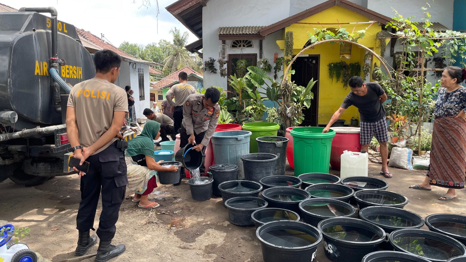 Polres Loteng Salurkan Air Bersih Untuk Bantu Warga di Pujut.