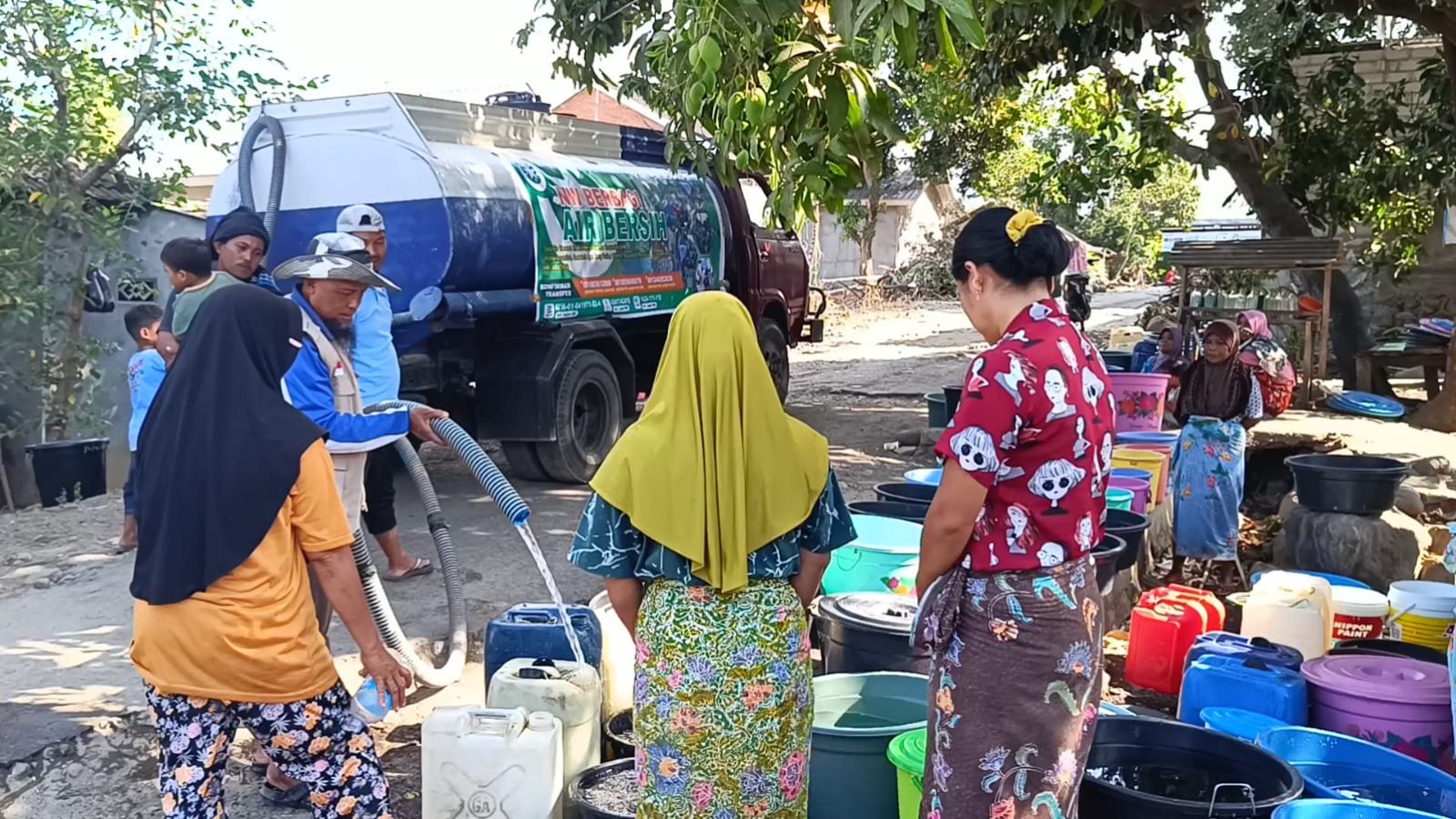 Lazah NW Terus Berbagi, Salurkan 84 Ribu Liter Air Ke Warga Terdampak Kekeringan