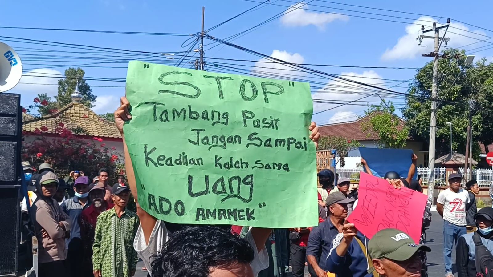 Ratusan Warga Geruduk Kantor DPRD, Desak Tutup Tambang Perusak Lingkungan