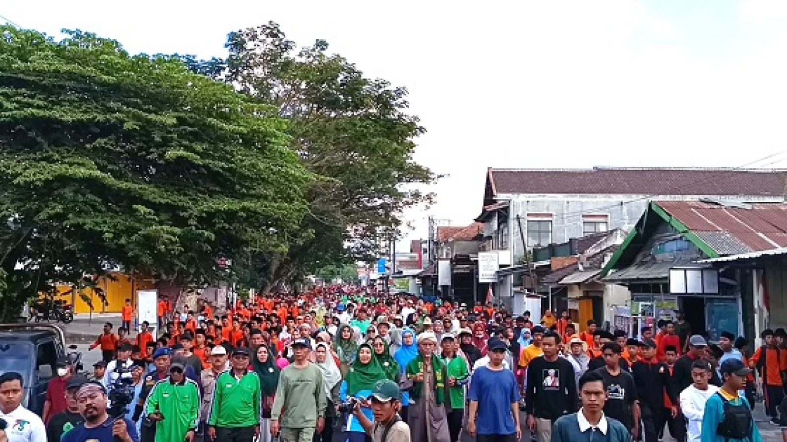 Puluhan Ribu Santri Jalan Sehat Bersama Calon Bupati Lombok Timur HM. Syamsul Luthfi