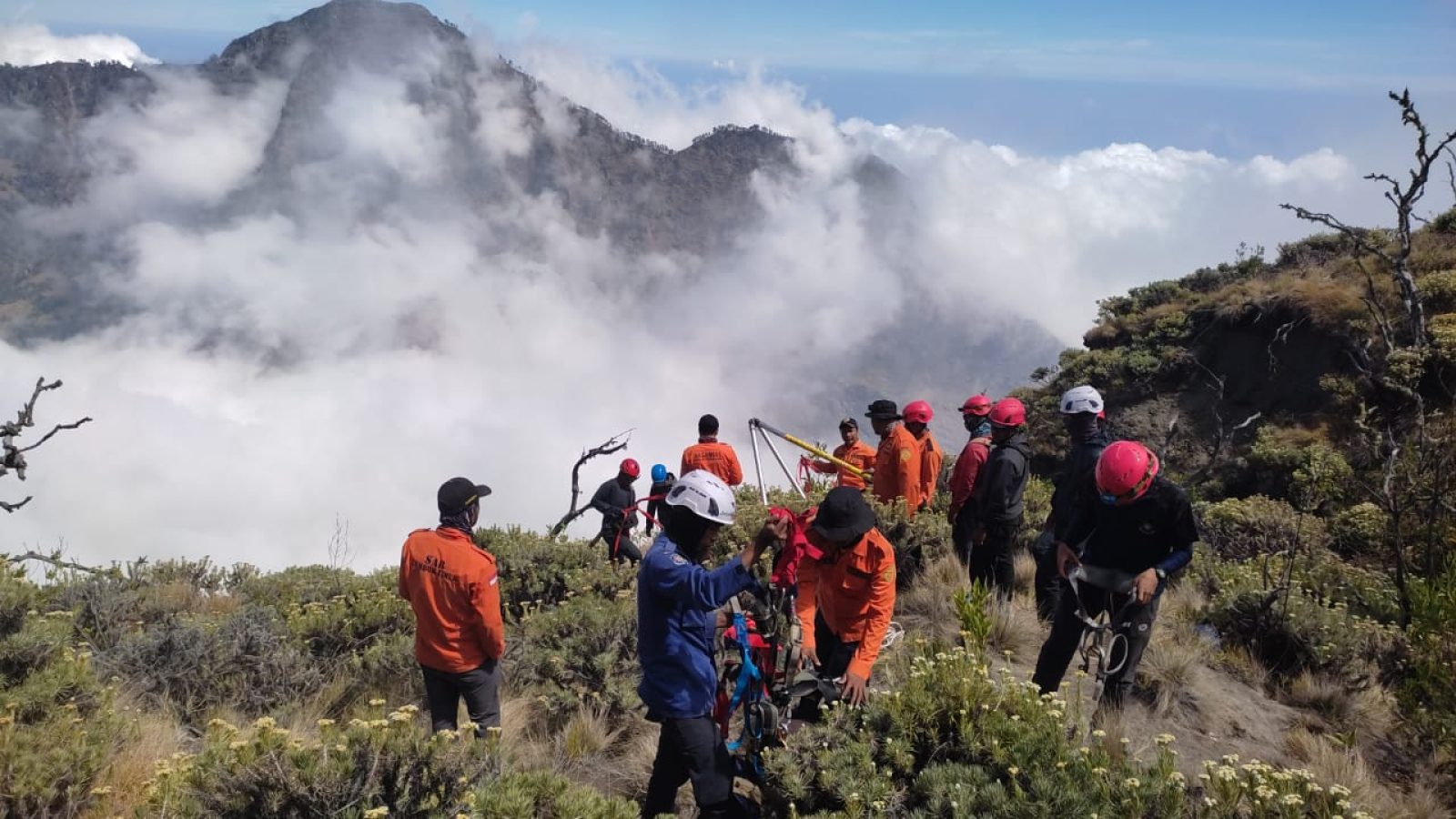 Pencarian Masif Berlangsung Pasca Pendaki Jatuh di Gunung Rinjani