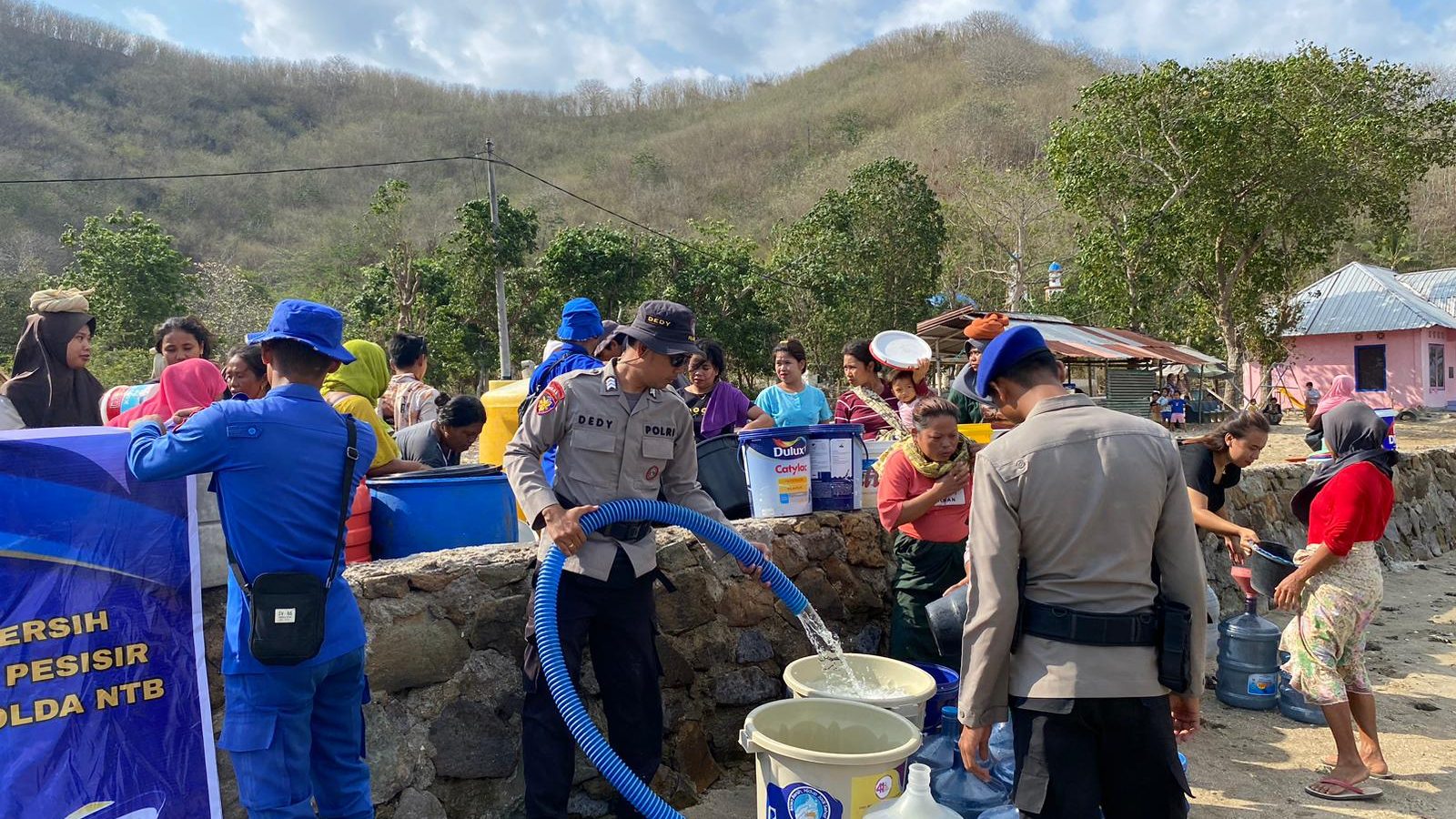 Cara Polda NTB Ringankan Beban Masyarakat Terdampak Kekeringan di Sekotong Barat