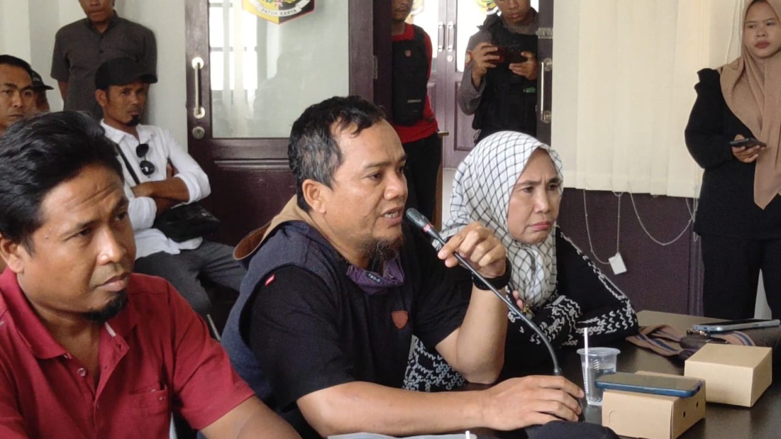 Adu Mulut, Ratusan Warga Korleko Gedor DPRD Lotim