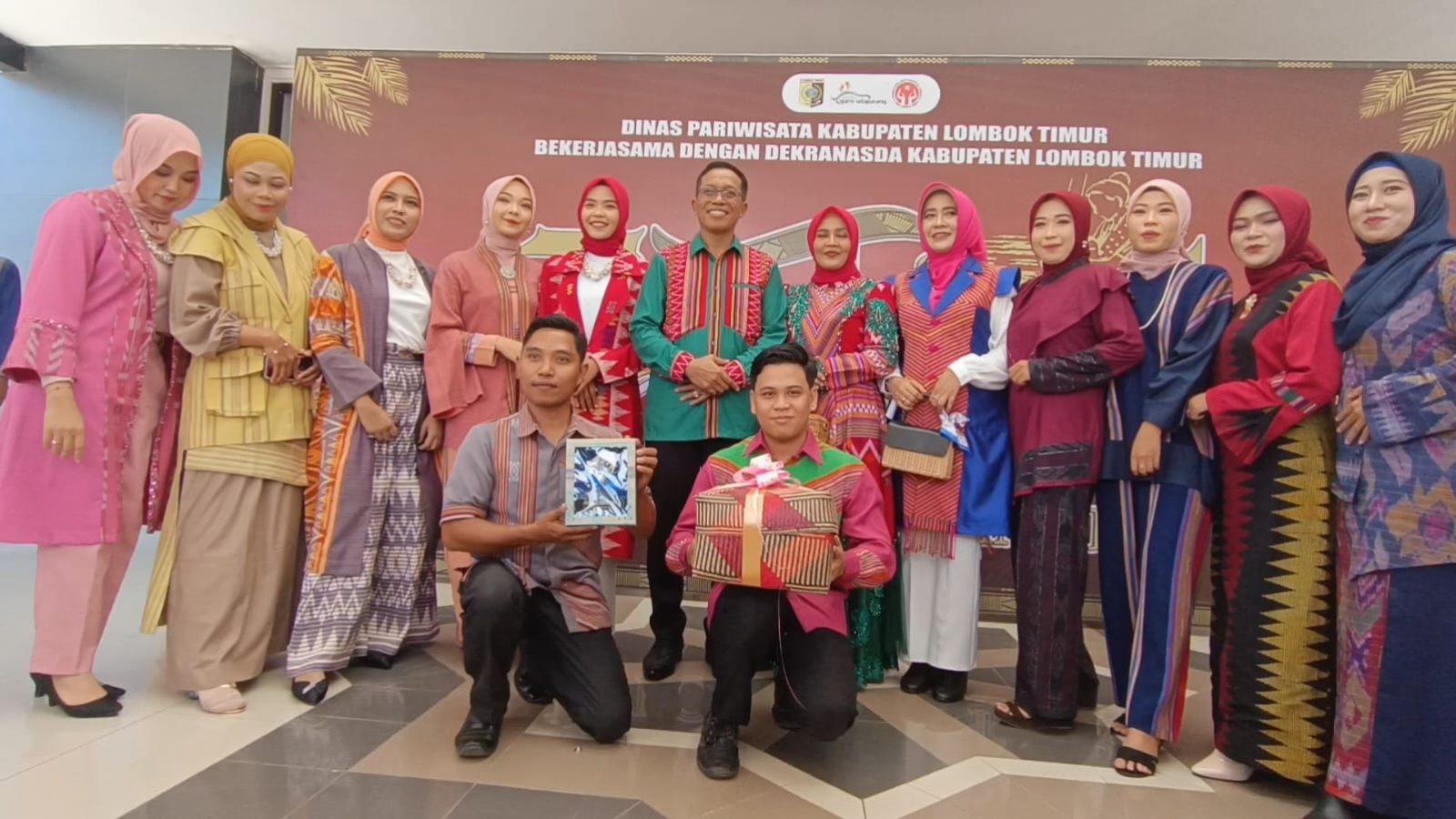 Ratusan ASN Tampil Memukau di Fashion Show Festival Pesona Tenun Lombok Timur