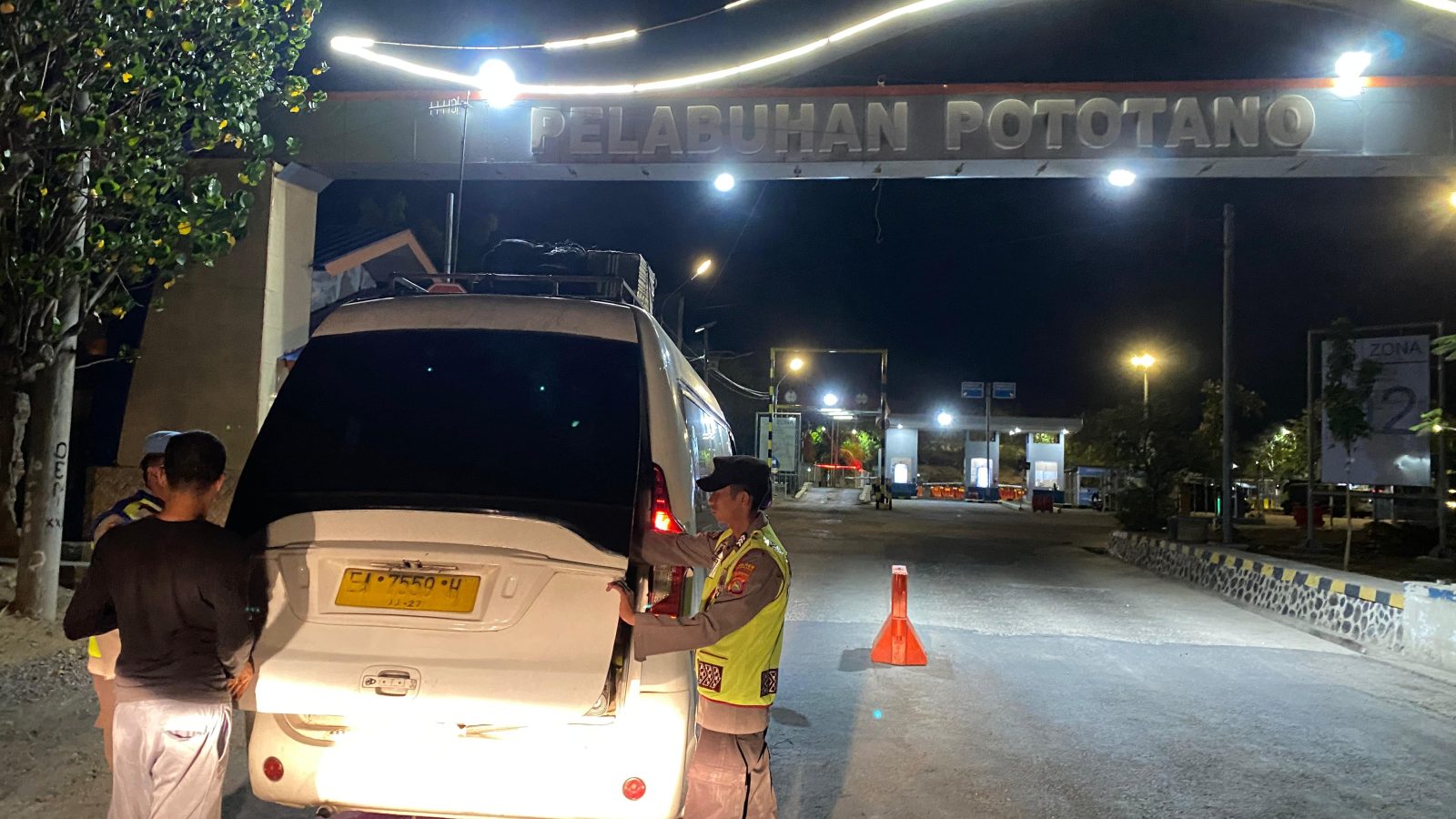 Antisipasi Gangguan Kamtibmas, Polsek Kawasan Pelabuhan Laut Tano Gelar KRYD