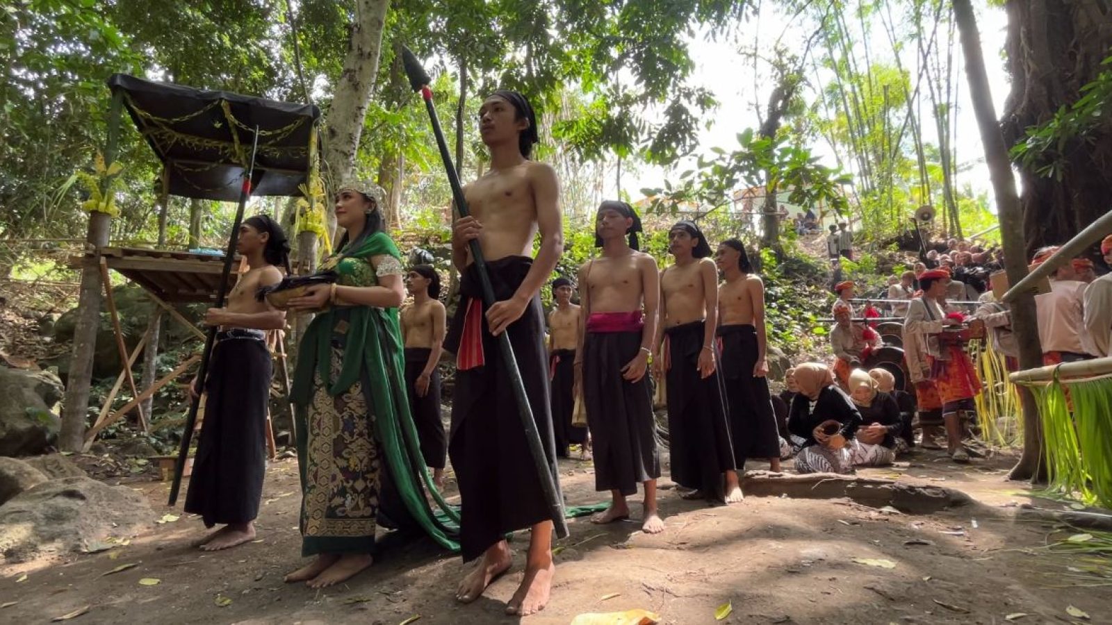 Musim Kemarau Melanda, Desa Aikdewa Gelar Ritual Ngalun Aik Kokok