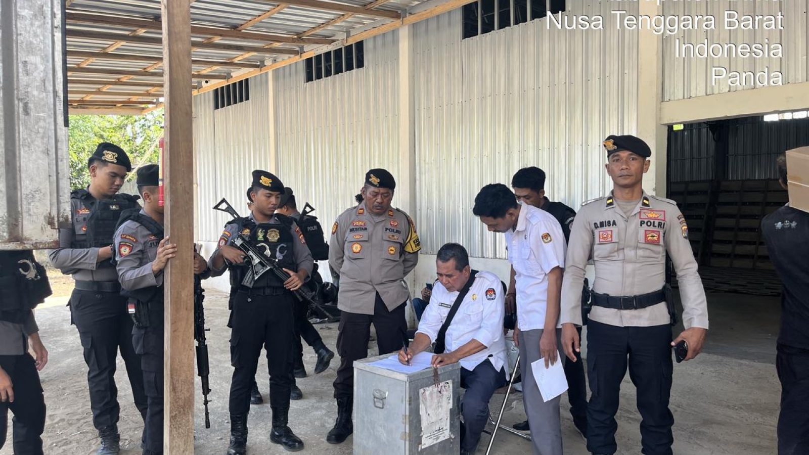 Logistik Pilkada Tiba di KPU Kota Bima, Polres Bima Kota Perkuat Pengamanan