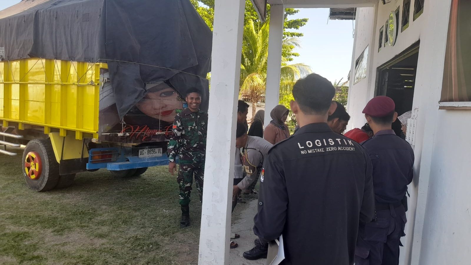 Pengamanan Kedatangan Logistik Pilkada 2024 di KPUD Sumbawa Barat Diperketat