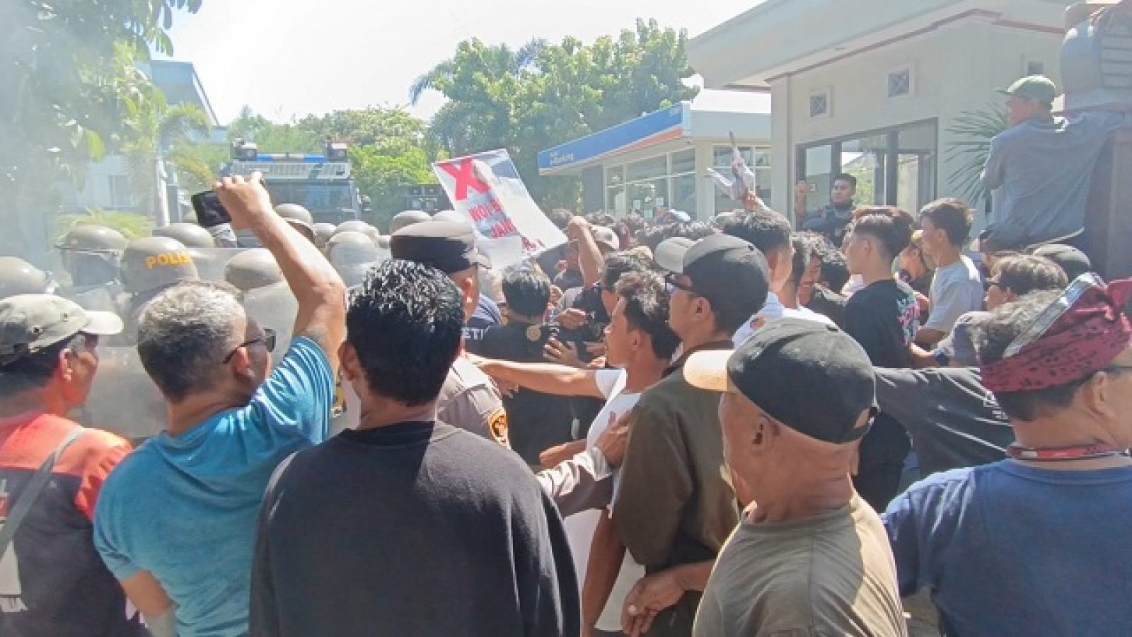 Demo di BRI Cabang Selong Ricuh, Massa Desak Pinca BRI Dicopot