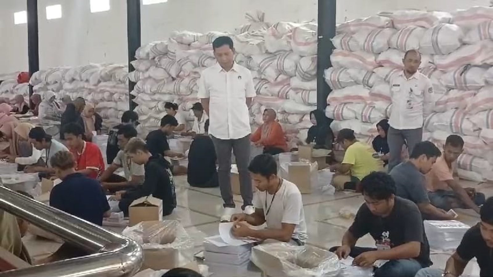 KPU Lotim Mulai Sortir dan Lipat 2 Juta Surat Suara Untuk Pilkada Gubernur dan Bupati