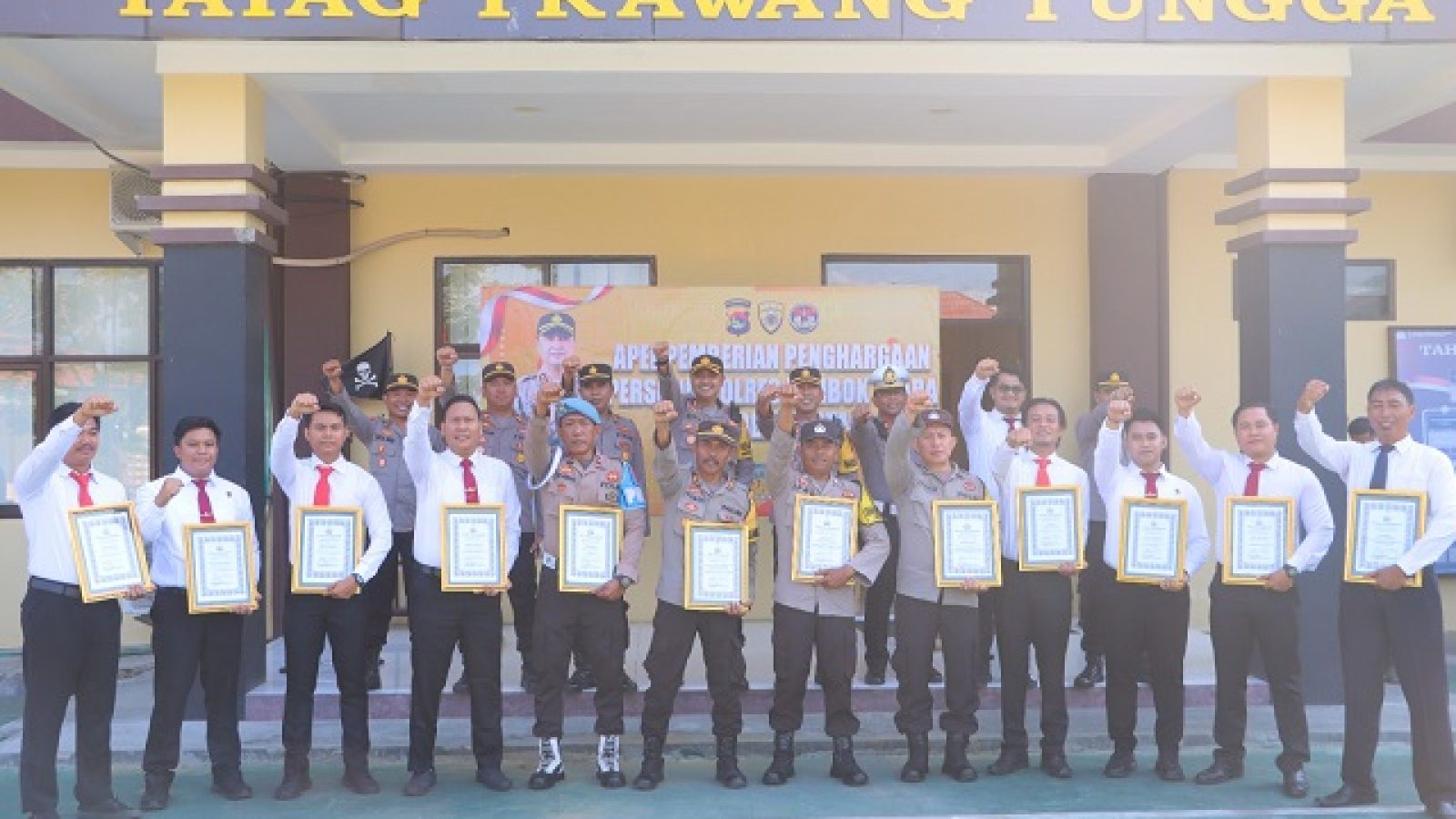 Kapolres Lombok Utara Gelontor Penghargaan kepada  12 Anggota