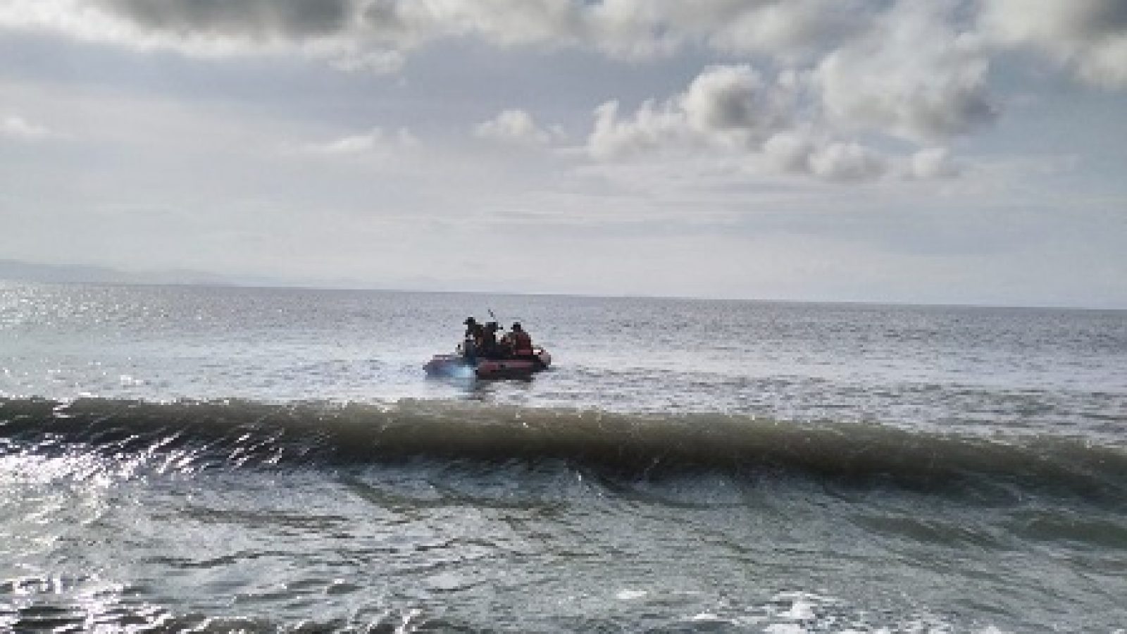 Upaya Pencarian Korban Terseret Arus di Pantai Ijobalit Masih Berlangsung