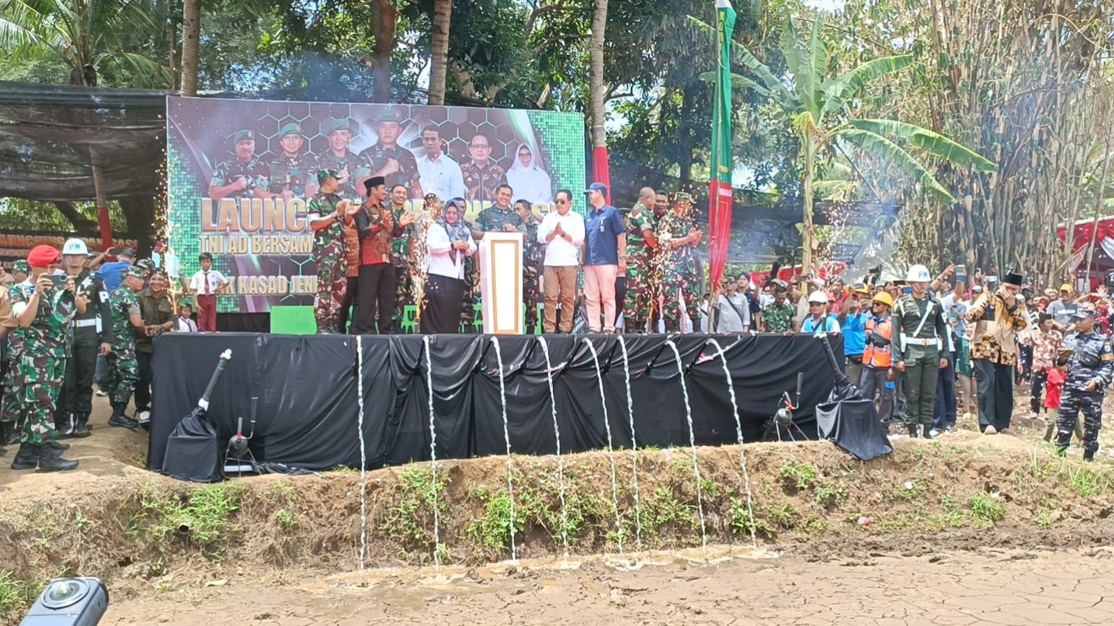 TNI-AD Jawab Keluh Kesah Warga Pulau Bawean dengan Tindakan Nyata