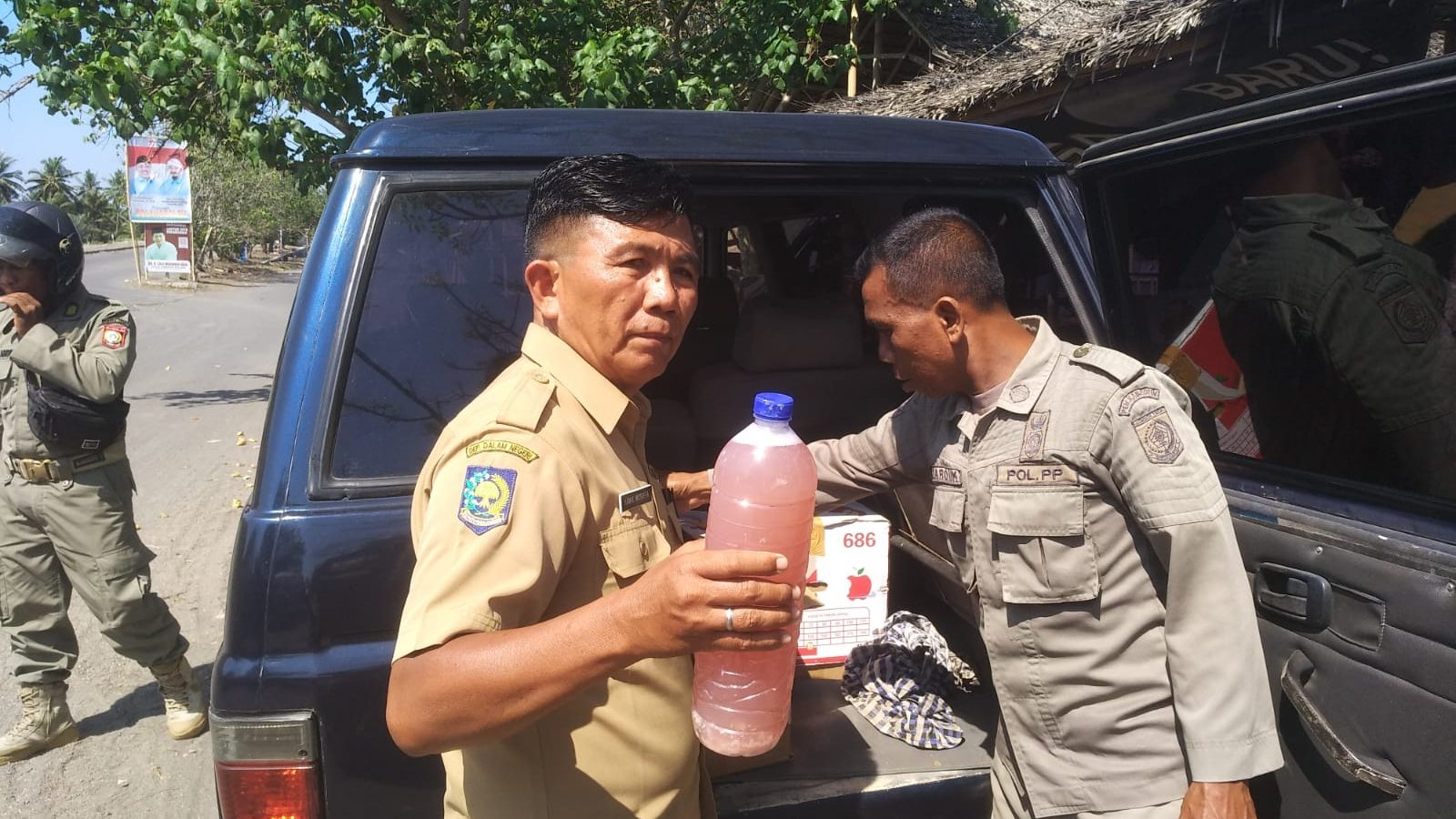 Pol PP OTT Pelaku Pemasok Miras Ke Pantai Labuhan Haji