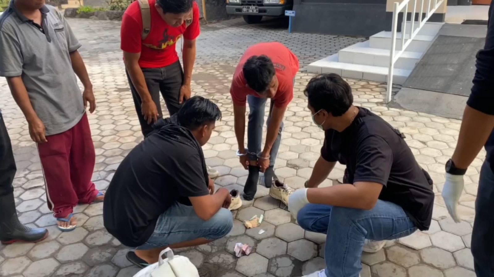 Polisi Ciduk Kurir Narkoba, Pelaku Sembunyikan Sabu dalam Dubur dan Kaos Kaki