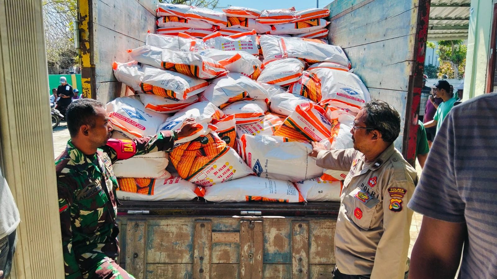 Polisi Kawal pendustribusian Ratusan Ribu kg Benih Jagung ke Petani