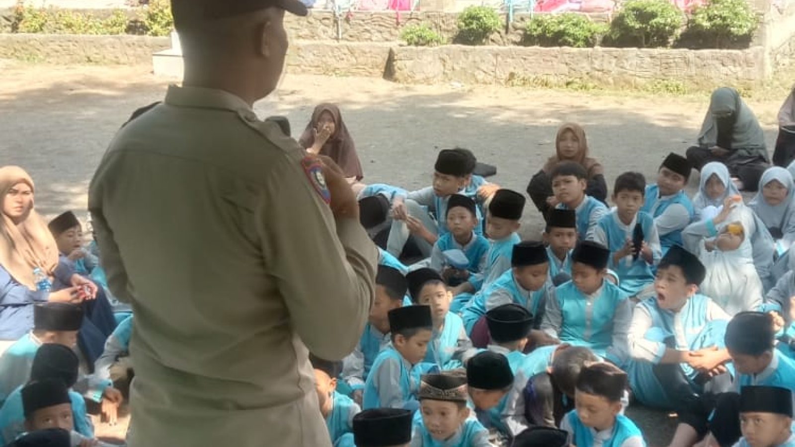 Cegah Bullying Sejak Dini, Sat Binmas Sosialisasikan Anti Bullying di SD Islam Madani
