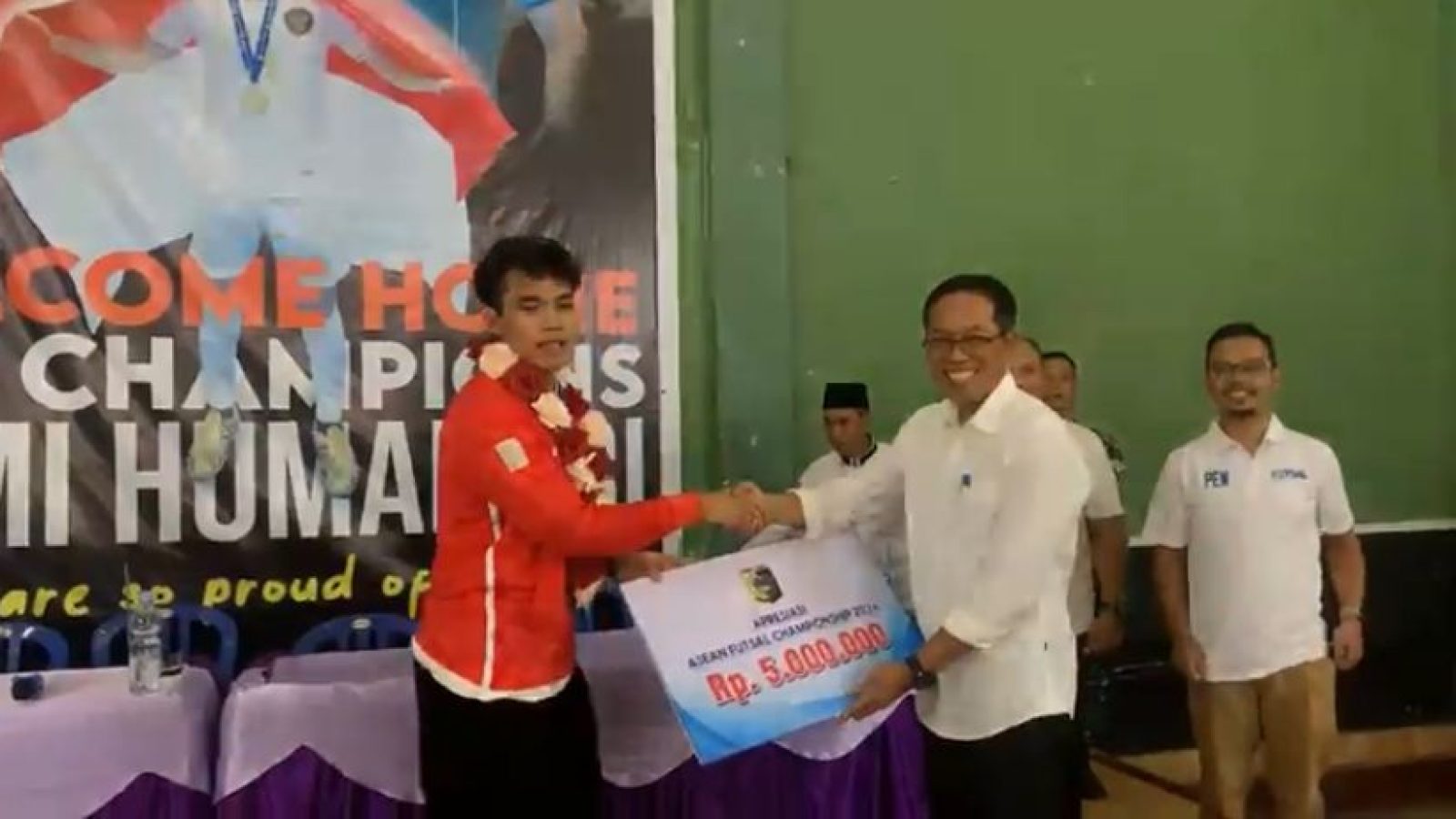 Tiba di Kampung Halaman, Pemain Timnas Futsal Indonesia Romi Humandri Disambut Meriah Warga