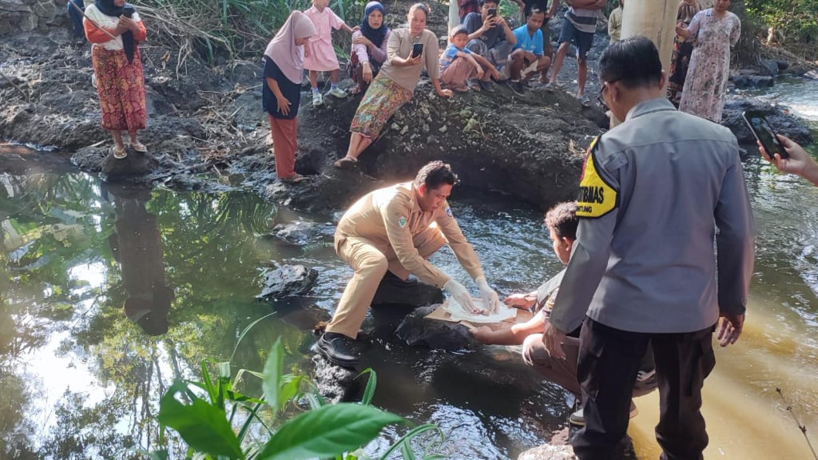 Mayat Bayi di Saluran Sungai di Praya Tengah, Polisi Gelar Olah TKP