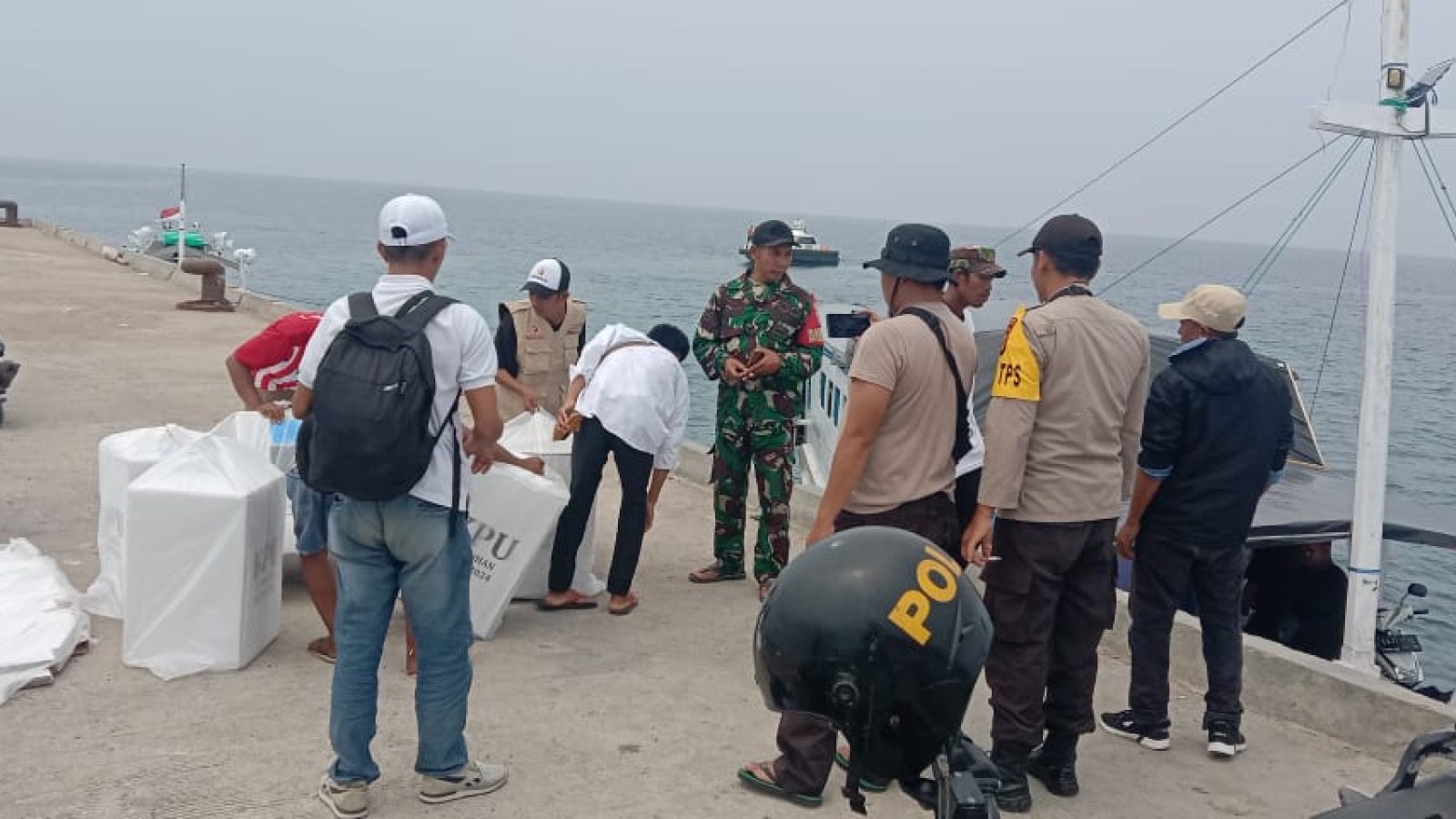 Dikawal TNI Polri, Logistik Pilkada 2024 Tiba di Pulau Moyo 