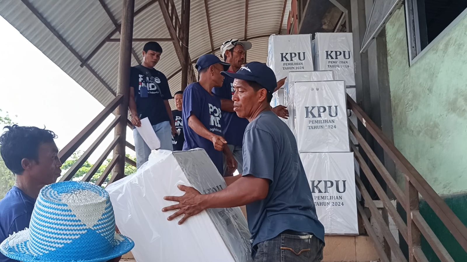 Dilepas Pj Bupati, KPU Lombok Timur Distribusikan Logistik Pilkada 2024