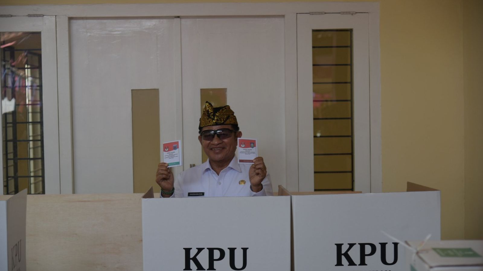 Pj Gubernur NTB Salurkan Hak Pilih di TPS 1 Pejanggik