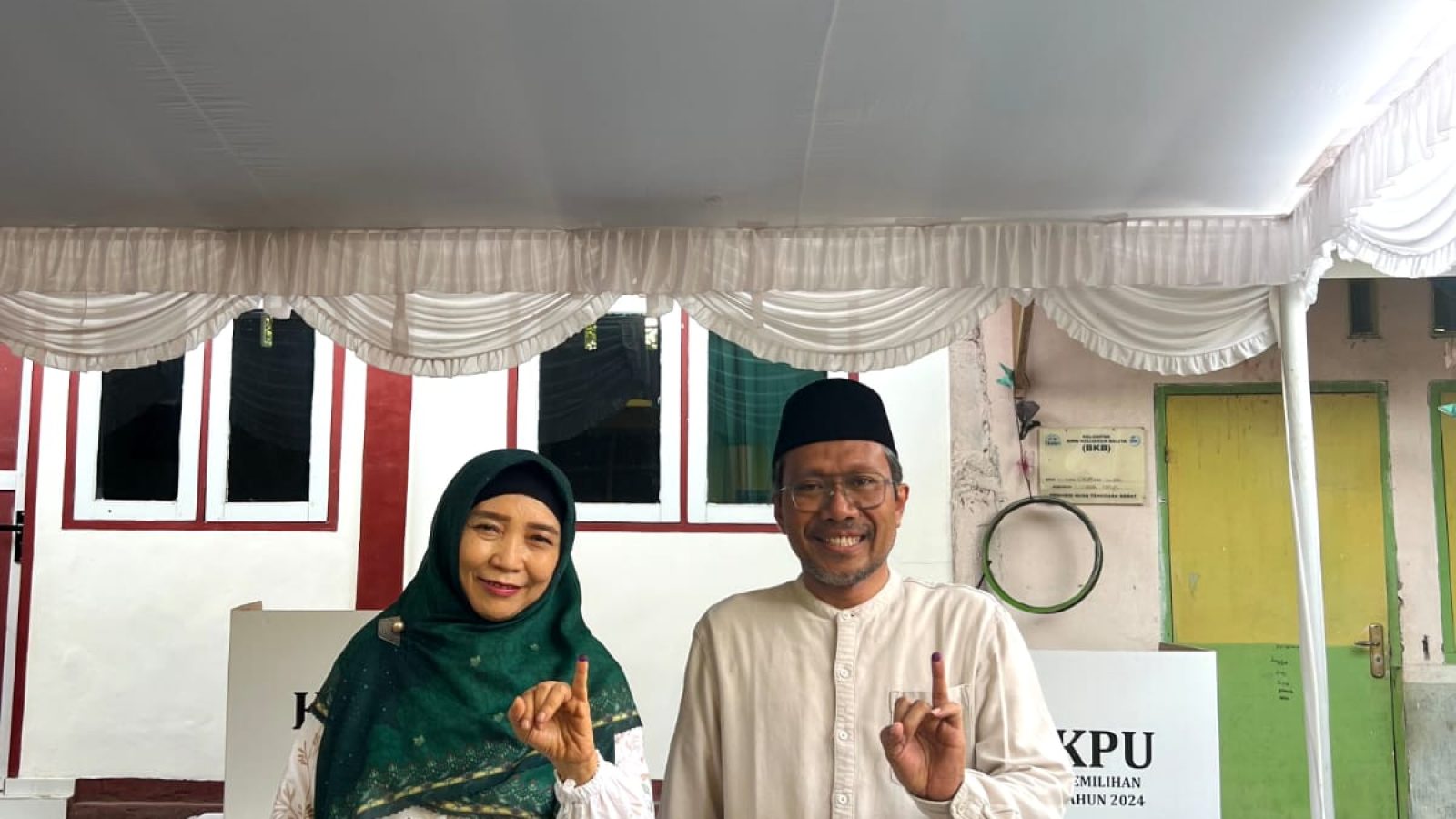 Cagub NTB Sitti Rohmi Salurkan Hak Pilih Di TPS 6 Kelurahan Rakam Lombok Timur