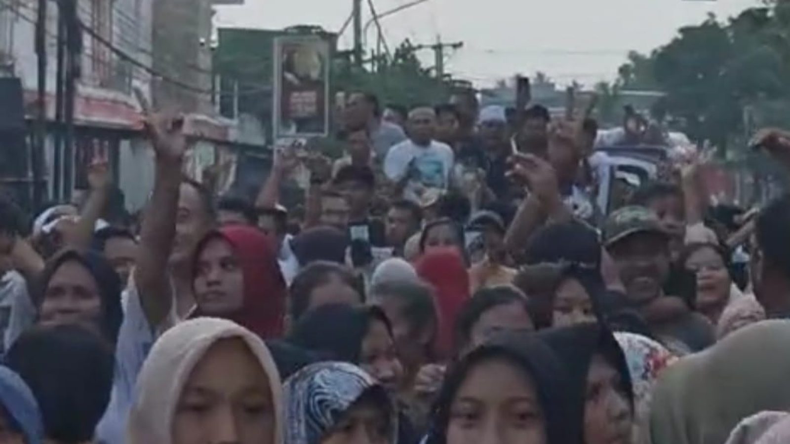 Menang Versi Hitung Cepat, Iron-Edwin Diarak Ribuan Pendukung