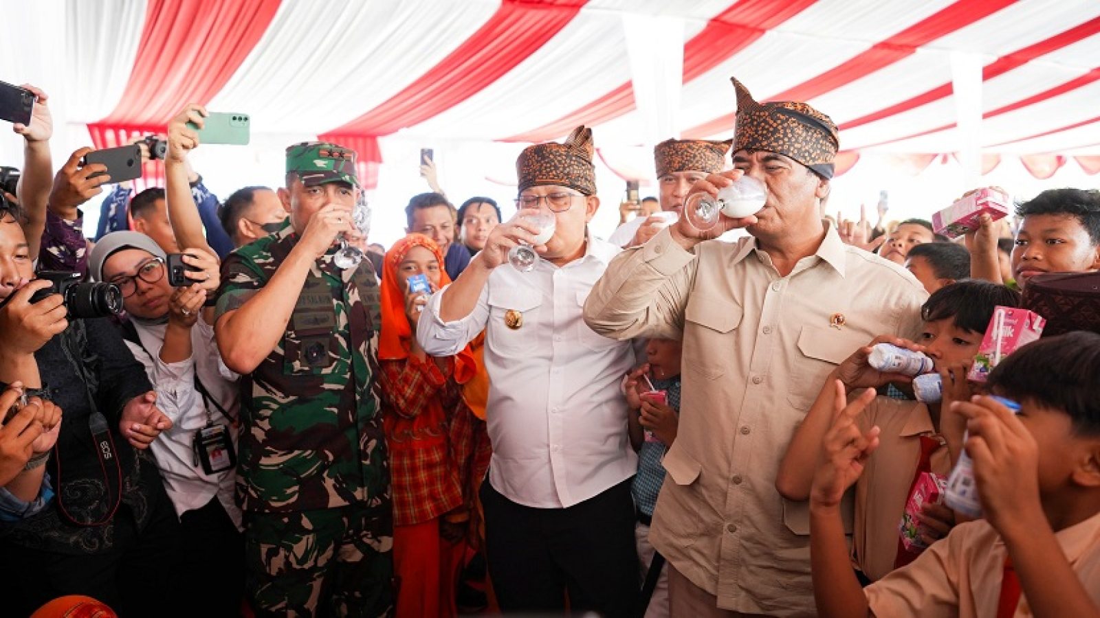 Pangdam Mayjen TNI Rudy Saladin Ikut Berpartisipasi Dalam Gerakan Minum Susu di Pasuruan