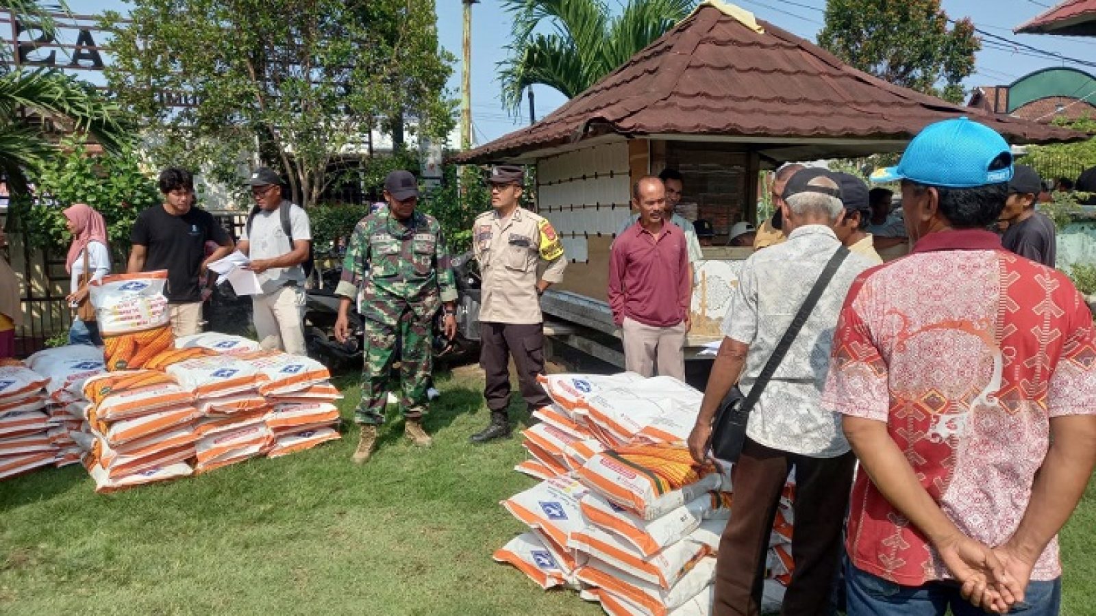 Ketahanan Pangan, Pendistribusian Bibit Jagung di Jereweh Turut Didampingi Polisi
