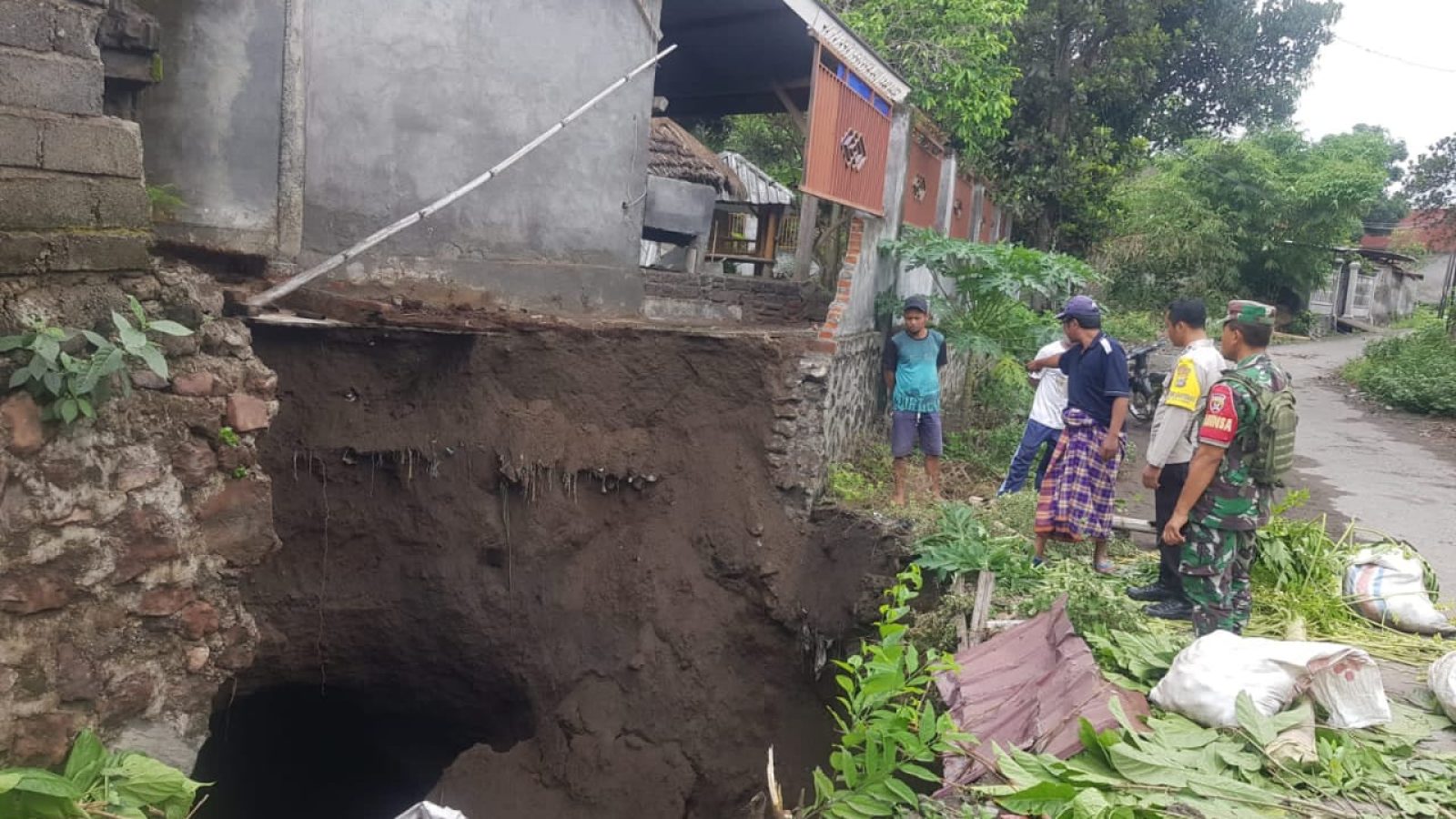 Diguyur Hujan Lebat, Ruas Jalan di Paok Lombok Timur Amblas