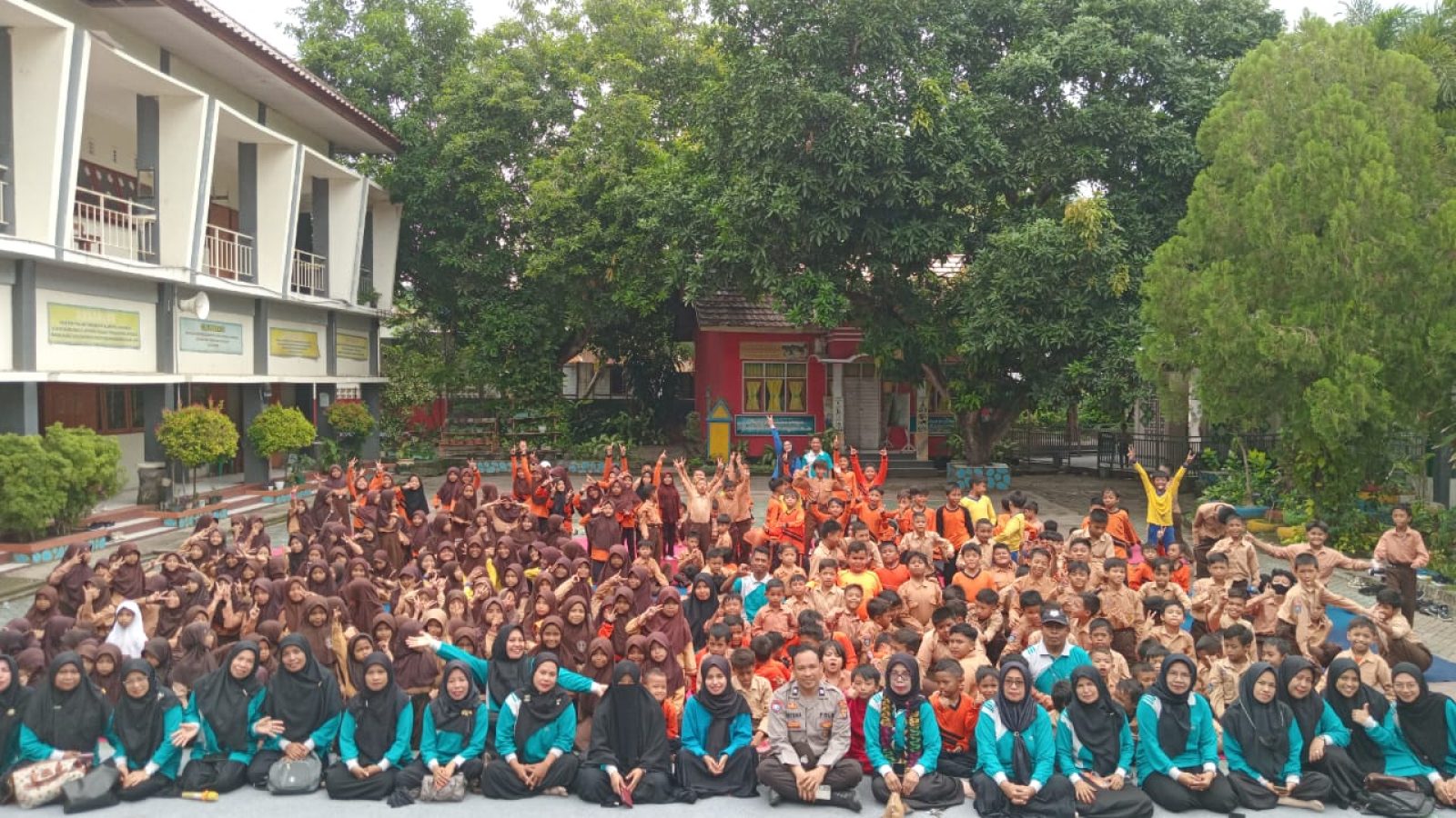 Sat Binmas Polres Bima Kota Sosialisasi Bahaya Penyalahgunaan Narkoba di SDN 11 Kota Bima