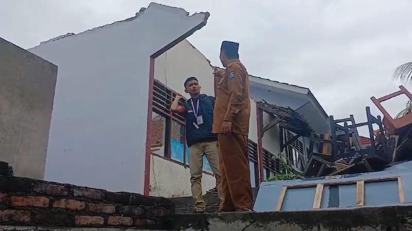 Ruang Kelas SMAN 1 Wanasaba Ambruk Diterjang Hujan Lebat dan Angin Kencang