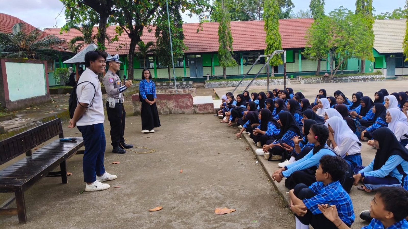Polres Lombok Utara Goes To School