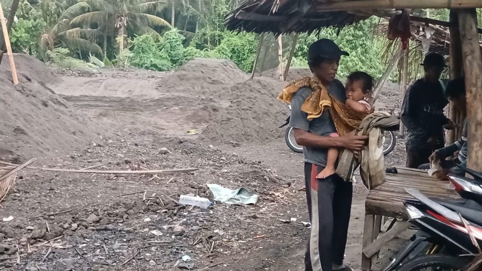 Kisah Mawardi, Bekerja Sebagai Buruh Pengayak Pasir Sambil Gendong Anak Setelah Istri Meninggal